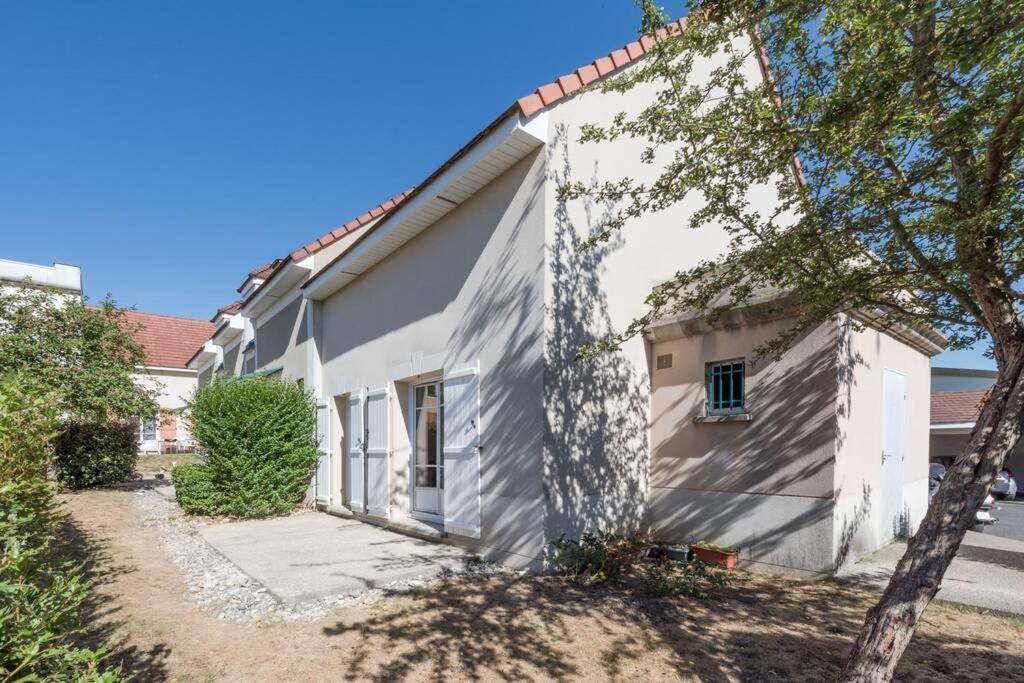 Guest House III Magny-le-Hongre Buitenkant foto